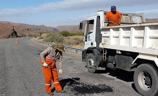 Vialidad Nacional realiza bacheo en la Ruta 25 entre Las Plumas y Los ...