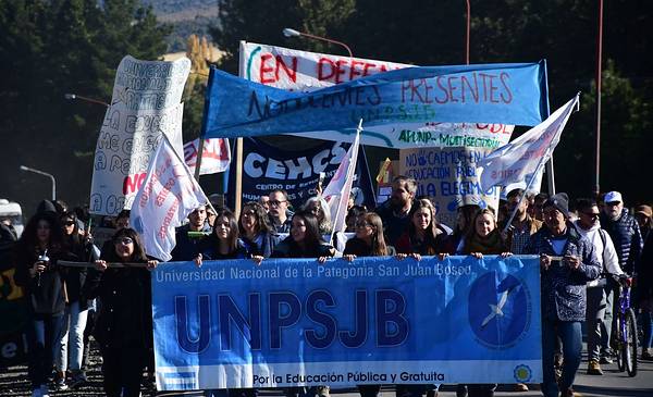 Esquel: Masiva marcha de estudiantes y docentes universitarios en ...
