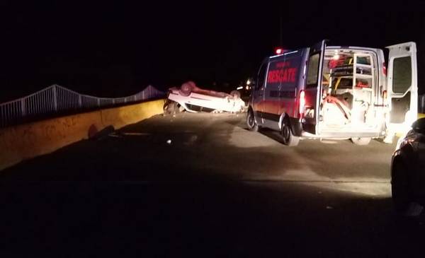 Vuelco en el puente del Arroyo Esquel: 3 personas quedaron atrapadas ...