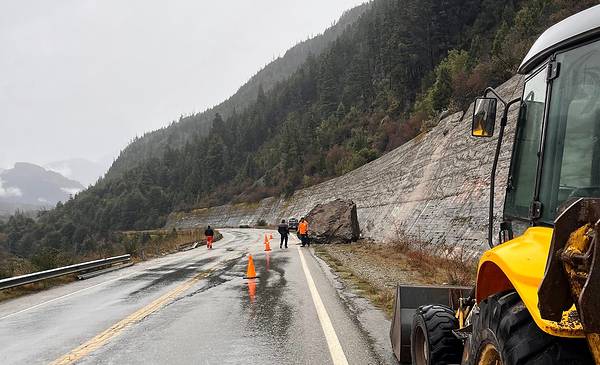 Comenzaron los trabajos de remoción de piedras en la Ruta 40 entre ...