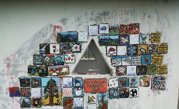 Vecinos y vecinas transformaron una garita con mosaicos hechos por ellos mismos