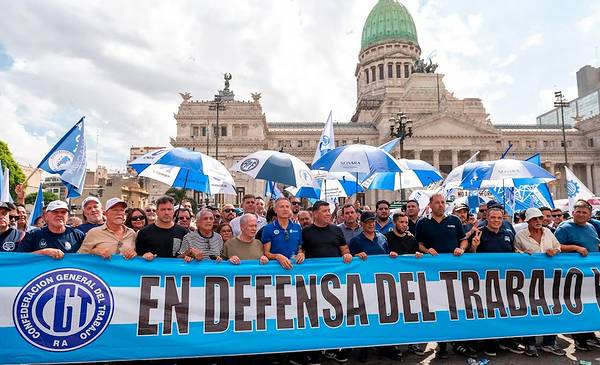 La CGT marchó contra el Gobierno y reclamó un cambio en el modelo económico
