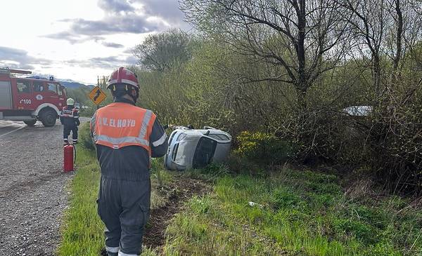 Un vehículo terminó volcado al costado de la Ruta 40