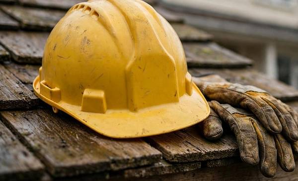 Dos trabajadores cayeron desde un techo y fueron trasladados al hospital