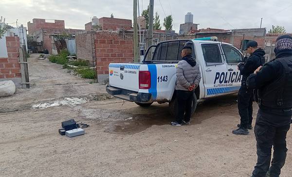 Robó celulares y un proyector y fue descubierto