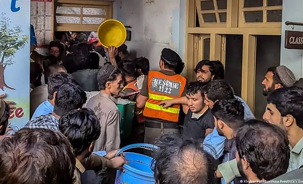 Dolor en Pakistán por la muerte de 27 niños tras el derrumbe de una escuela