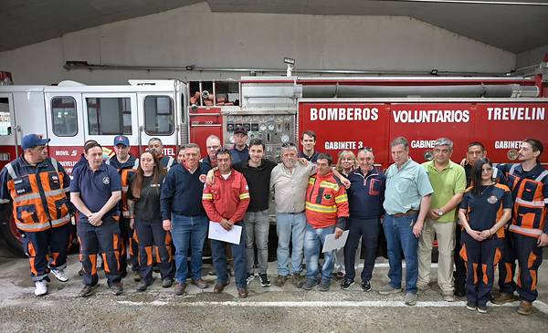 Incorporan cuatro autobombas y cuatro cisternas para combatir incendios en Chubut